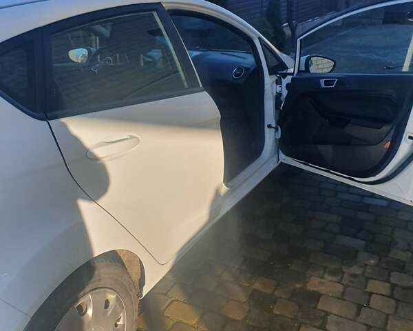 Білий Форд Фієста, об'ємом двигуна 1.24 л та пробігом 165 тис. км за 6999 $, фото 2 на Automoto.ua