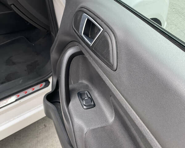 Белый Форд Фиеста, объемом двигателя 1.6 л и пробегом 155 тыс. км за 7500 $, фото 18 на Automoto.ua