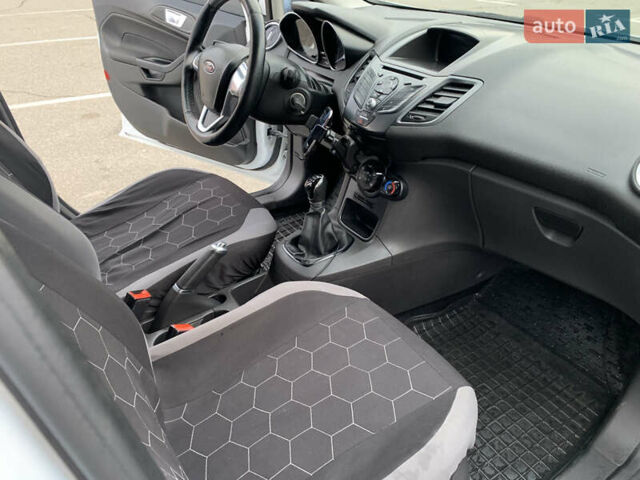 Белый Форд Фиеста, объемом двигателя 1.24 л и пробегом 212 тыс. км за 6500 $, фото 13 на Automoto.ua