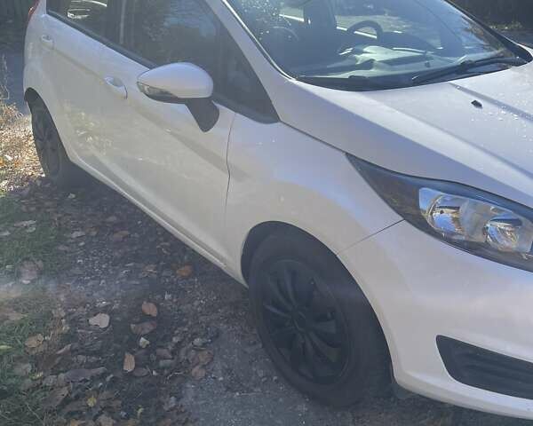 Белый Форд Фиеста, объемом двигателя 1.24 л и пробегом 70 тыс. км за 5300 $, фото 1 на Automoto.ua