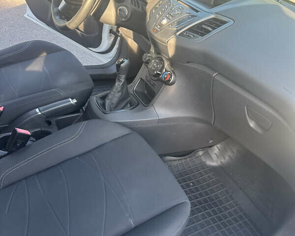 Белый Форд Фиеста, объемом двигателя 1.6 л и пробегом 38 тыс. км за 9000 $, фото 7 на Automoto.ua