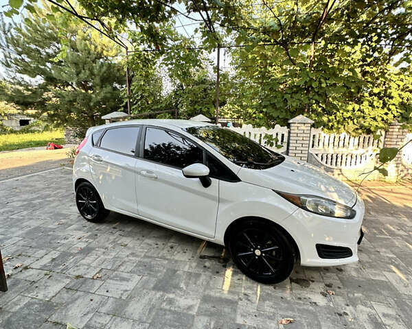 Білий Форд Фієста, об'ємом двигуна 1.6 л та пробігом 89 тис. км за 8750 $, фото 2 на Automoto.ua