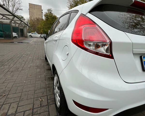 Белый Форд Фиеста, объемом двигателя 1.24 л и пробегом 80 тыс. км за 10000 $, фото 7 на Automoto.ua