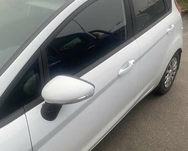 Білий Форд Фієста, об'ємом двигуна 1 л та пробігом 57 тис. км за 10000 $, фото 2 на Automoto.ua