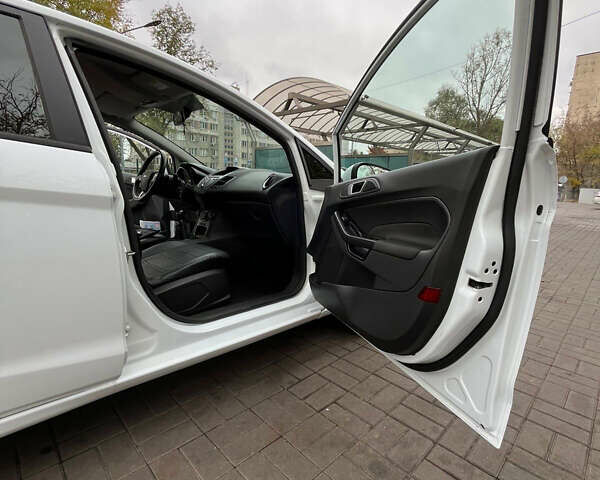 Белый Форд Фиеста, объемом двигателя 1.24 л и пробегом 80 тыс. км за 10000 $, фото 16 на Automoto.ua