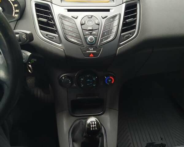 Белый Форд Фиеста, объемом двигателя 1.24 л и пробегом 76 тыс. км за 6499 $, фото 2 на Automoto.ua