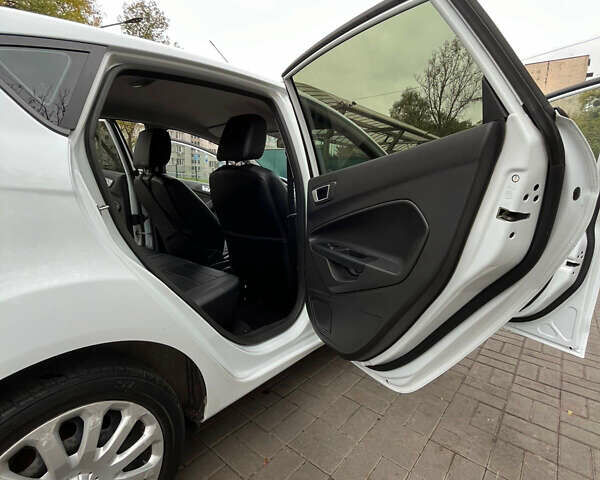 Белый Форд Фиеста, объемом двигателя 1.24 л и пробегом 80 тыс. км за 10000 $, фото 14 на Automoto.ua