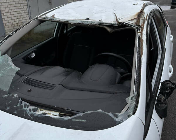 Белый Форд Фиеста, объемом двигателя 1.24 л и пробегом 75 тыс. км за 2650 $, фото 6 на Automoto.ua