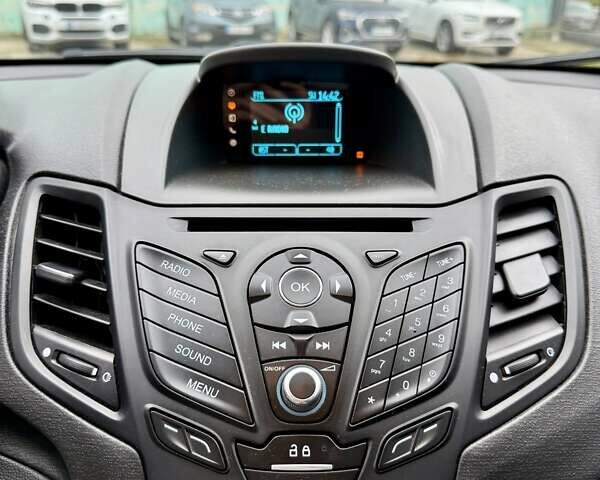 Білий Форд Фієста, об'ємом двигуна 1.6 л та пробігом 138 тис. км за 7500 $, фото 19 на Automoto.ua