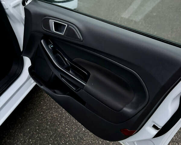 Белый Форд Фиеста, объемом двигателя 1.24 л и пробегом 75 тыс. км за 2650 $, фото 9 на Automoto.ua