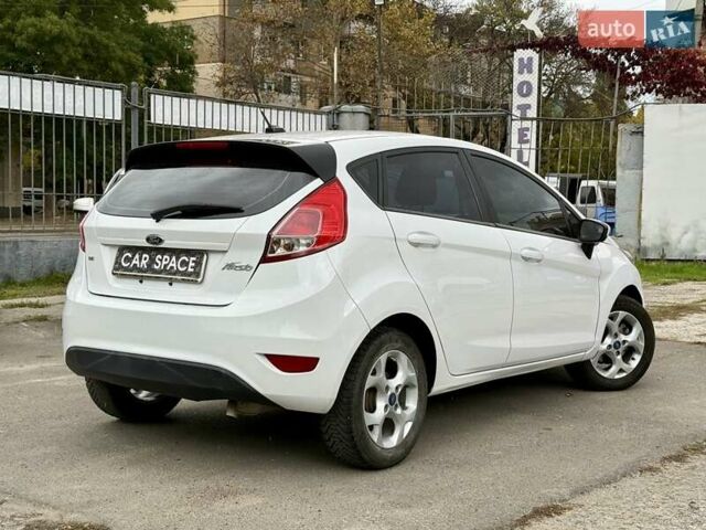Білий Форд Фієста, об'ємом двигуна 1.6 л та пробігом 138 тис. км за 7500 $, фото 5 на Automoto.ua