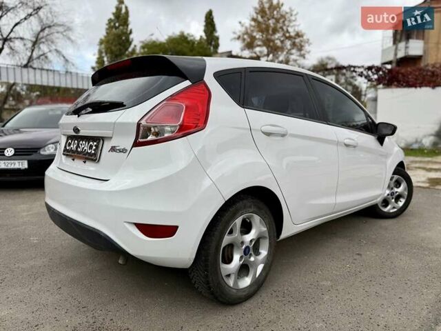 Білий Форд Фієста, об'ємом двигуна 1.6 л та пробігом 138 тис. км за 7500 $, фото 6 на Automoto.ua
