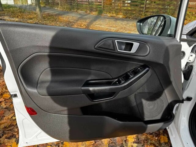 Белый Форд Фиеста, объемом двигателя 1.4 л и пробегом 149 тыс. км за 6940 $, фото 9 на Automoto.ua