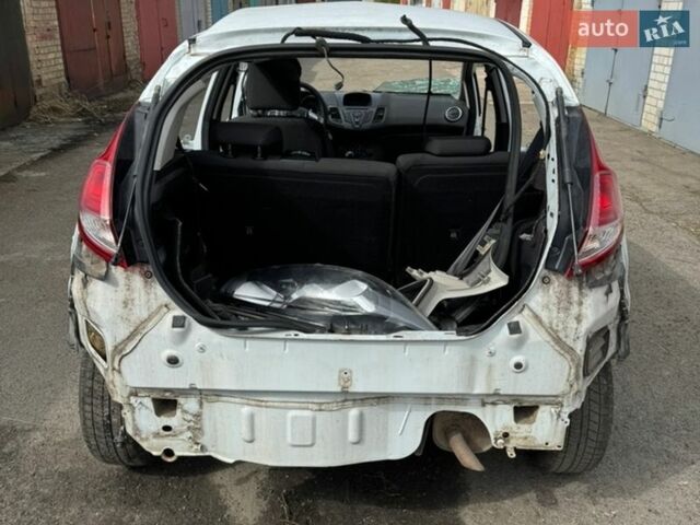 Білий Форд Фієста, об'ємом двигуна 1.24 л та пробігом 148 тис. км за 1200 $, фото 6 на Automoto.ua