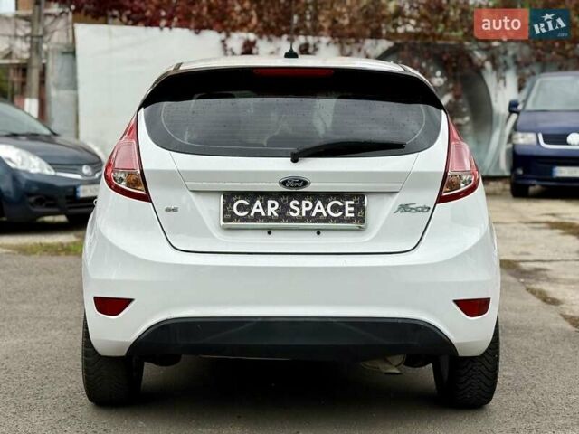 Білий Форд Фієста, об'ємом двигуна 1.6 л та пробігом 138 тис. км за 7500 $, фото 7 на Automoto.ua