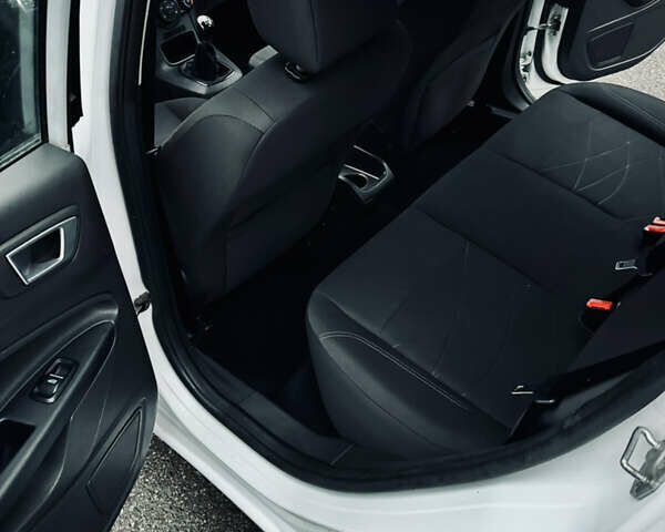 Белый Форд Фиеста, объемом двигателя 1.24 л и пробегом 75 тыс. км за 2650 $, фото 12 на Automoto.ua