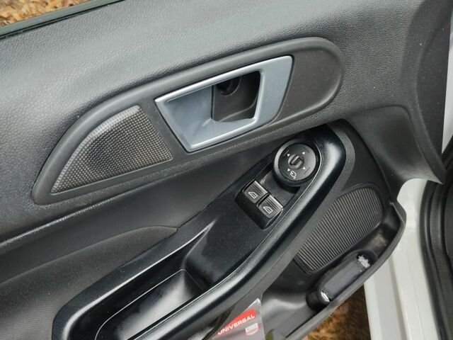 Белый Форд Фиеста, объемом двигателя 0 л и пробегом 190 тыс. км за 7833 $, фото 12 на Automoto.ua