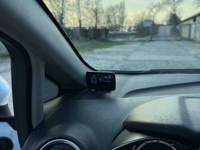 Белый Форд Фиеста, объемом двигателя 1.2 л и пробегом 120 тыс. км за 6400 $, фото 11 на Automoto.ua