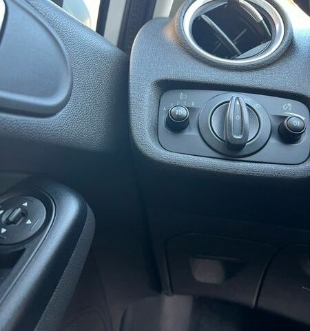 Білий Форд Фієста, об'ємом двигуна 1 л та пробігом 74 тис. км за 9000 $, фото 5 на Automoto.ua