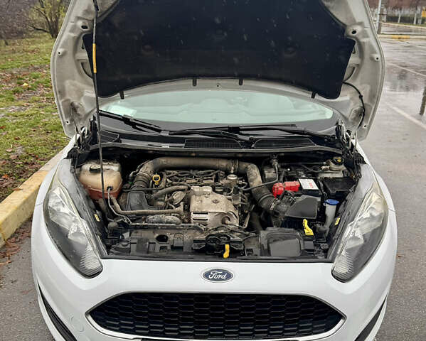 Белый Форд Фиеста, объемом двигателя 1 л и пробегом 132 тыс. км за 7800 $, фото 14 на Automoto.ua