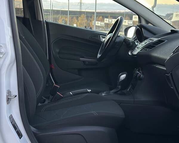 Білий Форд Фієста, об'ємом двигуна 1 л та пробігом 54 тис. км за 9900 $, фото 28 на Automoto.ua