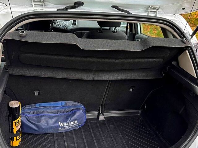 Белый Форд Фиеста, объемом двигателя 1.4 л и пробегом 149 тыс. км за 7200 $, фото 12 на Automoto.ua