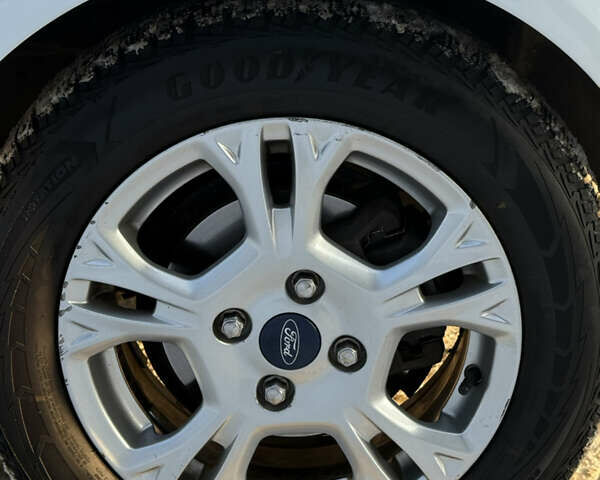 Білий Форд Фієста, об'ємом двигуна 1 л та пробігом 65 тис. км за 10200 $, фото 22 на Automoto.ua