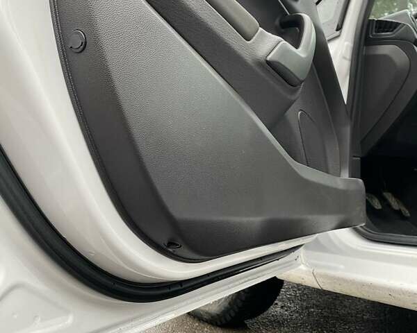 Белый Форд Фиеста, объемом двигателя 1 л и пробегом 90 тыс. км за 7300 $, фото 4 на Automoto.ua