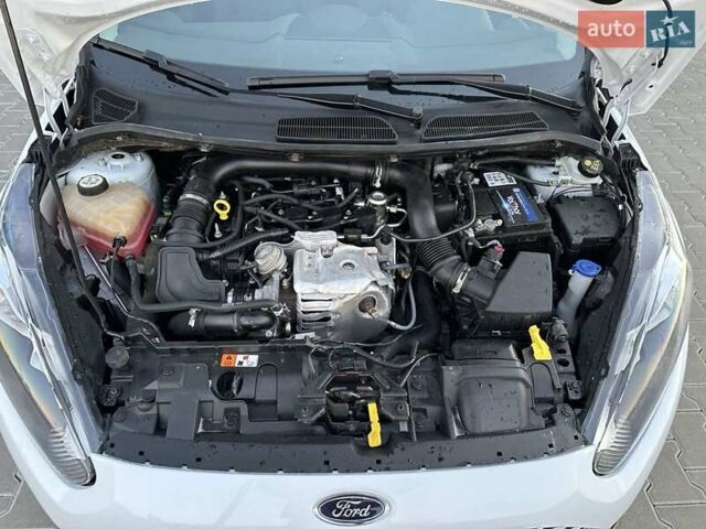 Білий Форд Фієста, об'ємом двигуна 1 л та пробігом 54 тис. км за 9900 $, фото 47 на Automoto.ua
