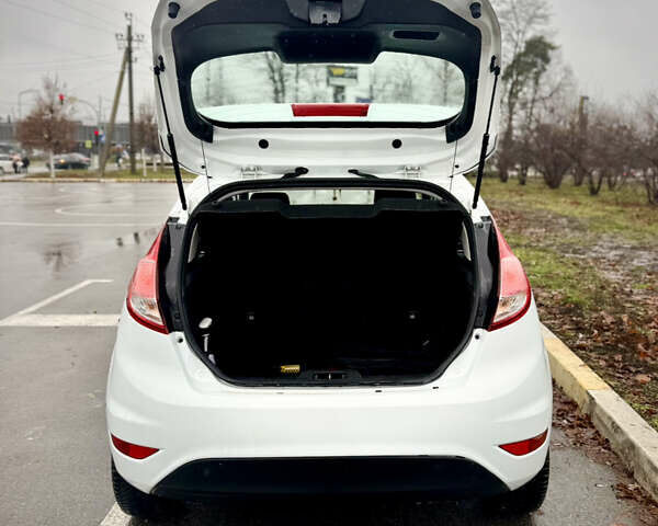 Белый Форд Фиеста, объемом двигателя 1 л и пробегом 132 тыс. км за 7500 $, фото 11 на Automoto.ua