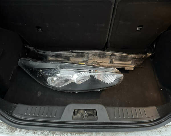 Белый Форд Фиеста, объемом двигателя 1.24 л и пробегом 75 тыс. км за 2650 $, фото 11 на Automoto.ua