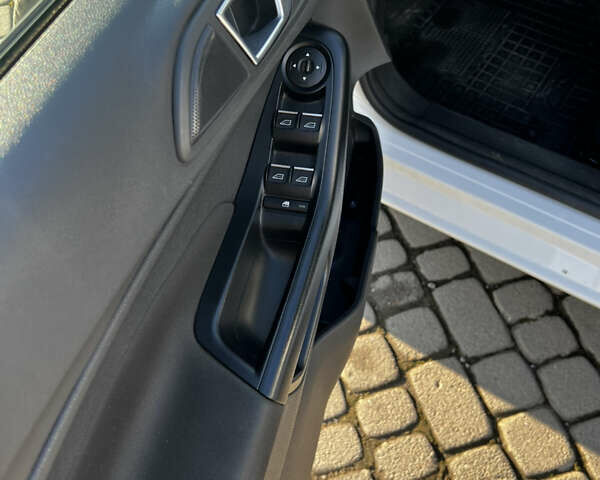 Белый Форд Фиеста, объемом двигателя 1.4 л и пробегом 147 тыс. км за 7100 $, фото 16 на Automoto.ua