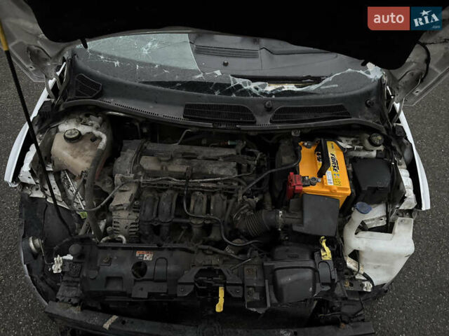 Белый Форд Фиеста, объемом двигателя 1.24 л и пробегом 75 тыс. км за 2650 $, фото 16 на Automoto.ua