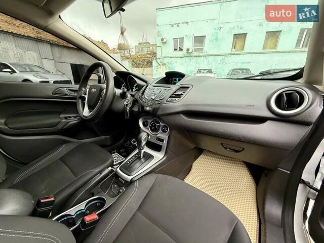 Білий Форд Фієста, об'ємом двигуна 1.6 л та пробігом 138 тис. км за 7500 $, фото 13 на Automoto.ua