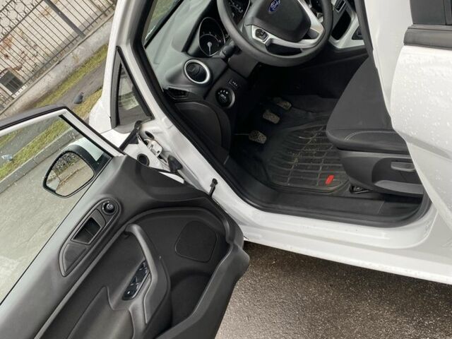 Білий Форд Фієста, об'ємом двигуна 1 л та пробігом 90 тис. км за 7300 $, фото 4 на Automoto.ua