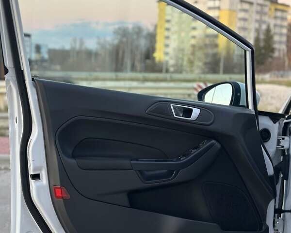 Білий Форд Фієста, об'ємом двигуна 1 л та пробігом 54 тис. км за 9900 $, фото 32 на Automoto.ua