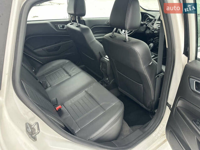 Білий Форд Фієста, об'ємом двигуна 1.6 л та пробігом 90 тис. км за 9400 $, фото 15 на Automoto.ua