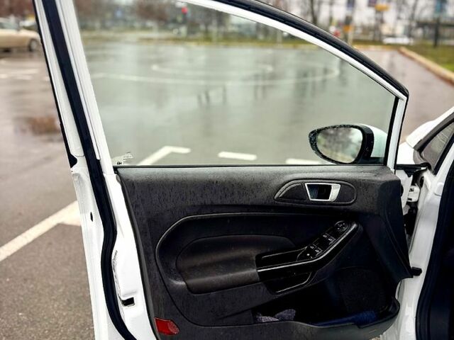 Белый Форд Фиеста, объемом двигателя 1 л и пробегом 132 тыс. км за 7950 $, фото 11 на Automoto.ua