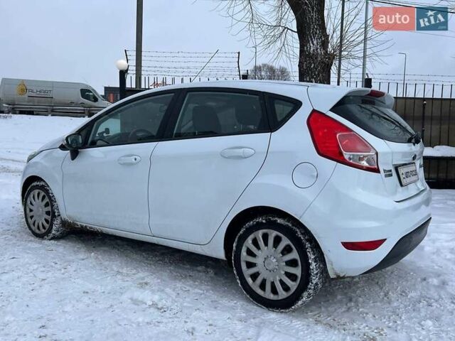 Білий Форд Фієста, об'ємом двигуна 1 л та пробігом 122 тис. км за 8490 $, фото 4 на Automoto.ua