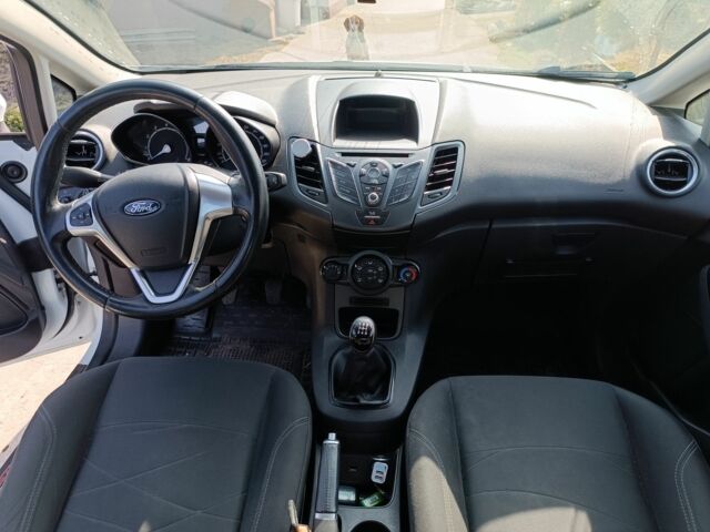 Белый Форд Фиеста, объемом двигателя 1.2 л и пробегом 118 тыс. км за 7100 $, фото 2 на Automoto.ua