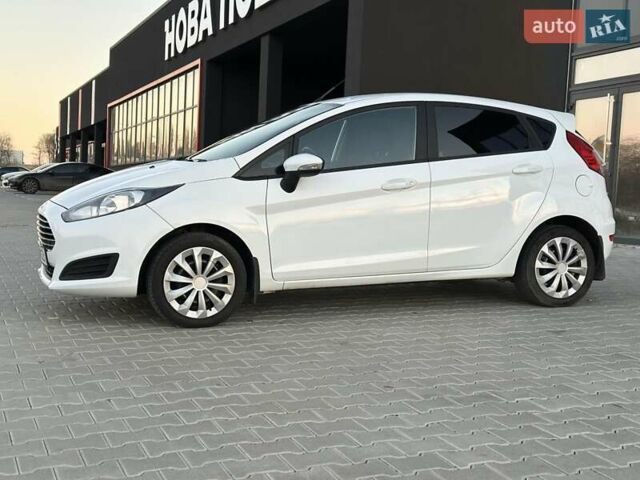 Білий Форд Фієста, об'ємом двигуна 1 л та пробігом 54 тис. км за 9900 $, фото 4 на Automoto.ua