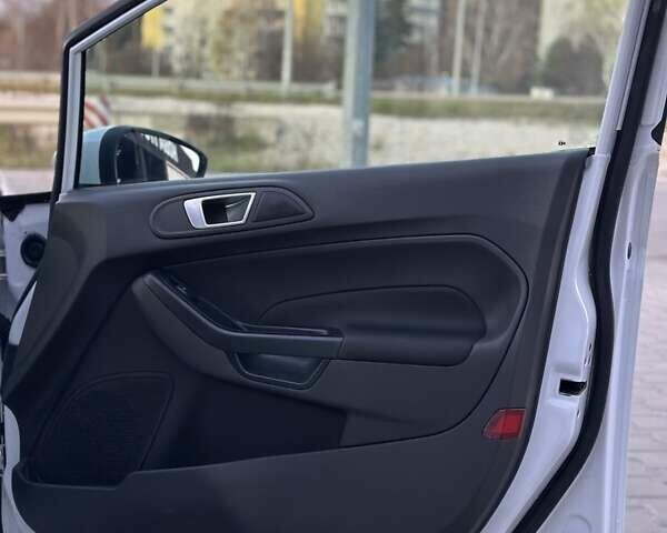 Білий Форд Фієста, об'ємом двигуна 1 л та пробігом 54 тис. км за 9900 $, фото 34 на Automoto.ua