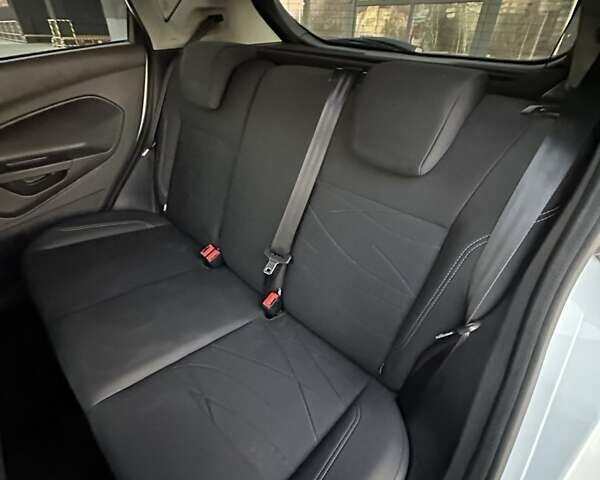 Білий Форд Фієста, об'ємом двигуна 1 л та пробігом 54 тис. км за 9900 $, фото 27 на Automoto.ua