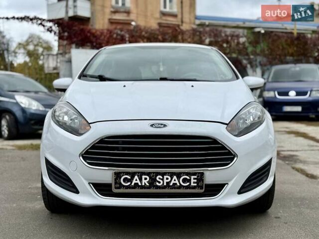 Білий Форд Фієста, об'ємом двигуна 1.6 л та пробігом 138 тис. км за 7500 $, фото 2 на Automoto.ua