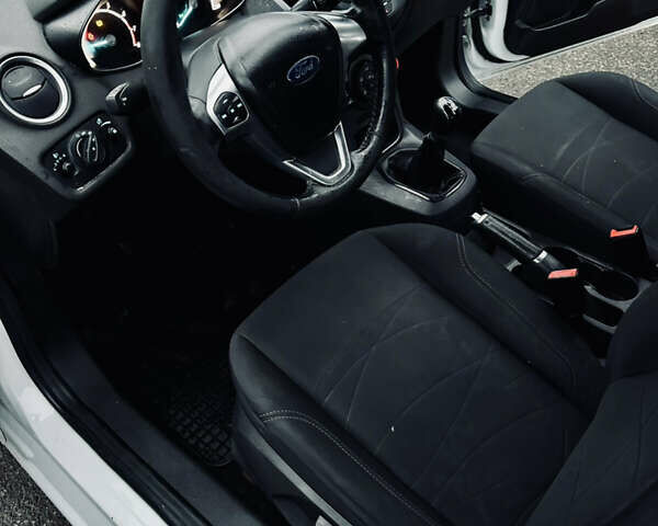 Белый Форд Фиеста, объемом двигателя 1.24 л и пробегом 75 тыс. км за 2650 $, фото 13 на Automoto.ua