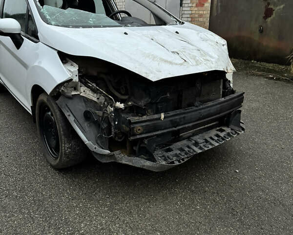 Белый Форд Фиеста, объемом двигателя 1.24 л и пробегом 75 тыс. км за 2650 $, фото 7 на Automoto.ua