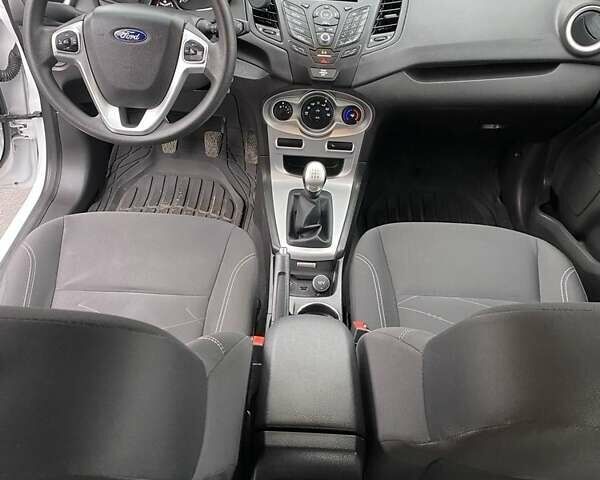 Белый Форд Фиеста, объемом двигателя 1 л и пробегом 90 тыс. км за 7300 $, фото 5 на Automoto.ua