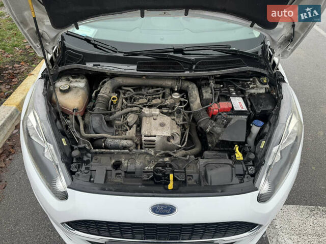 Белый Форд Фиеста, объемом двигателя 1 л и пробегом 132 тыс. км за 7800 $, фото 13 на Automoto.ua