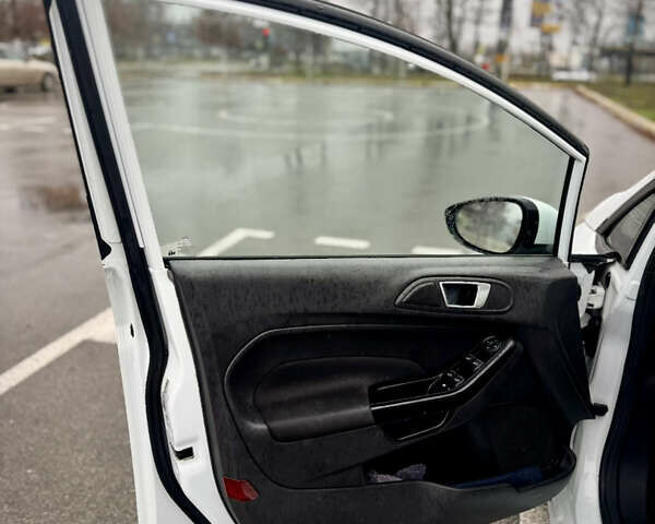 Белый Форд Фиеста, объемом двигателя 1 л и пробегом 132 тыс. км за 7500 $, фото 16 на Automoto.ua