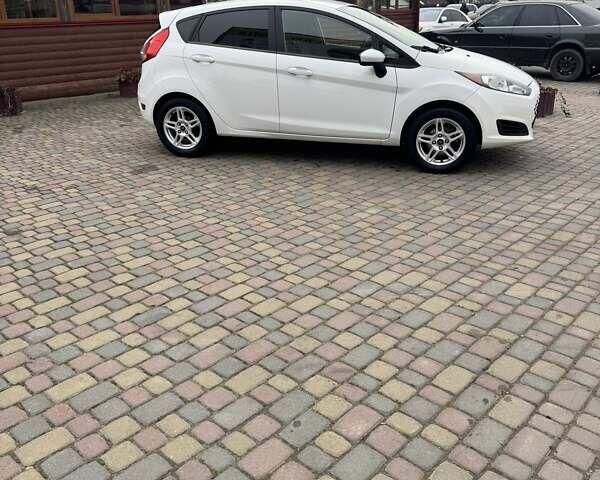 Білий Форд Фієста, об'ємом двигуна 1.6 л та пробігом 134 тис. км за 9500 $, фото 3 на Automoto.ua